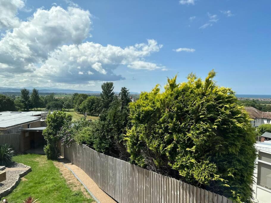 Offa'S Lodge Family Home Quiet Area With Sea Views Prestatyn Dış mekan fotoğraf